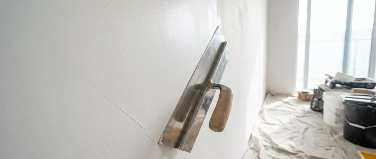Pared lisa tras retirar el gotelé y alisar